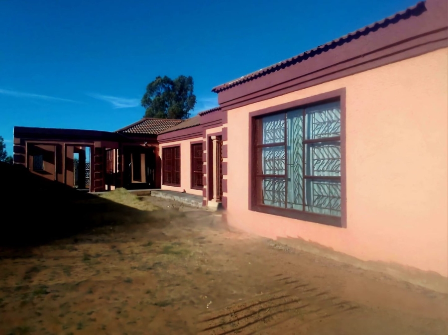 4 Bedroom Property for Sale in Bloemside 2 Free State